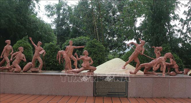 Cụm tượng tái hiện trận chiến đẫm máu của gia đình Mười Chức để bảo vệ hạt lúa, thửa ruộng vào năm 1928. Sự kiện Nọc Nạng gây tiếng vang lớn đối với phong trào đòi lại ruộng đất của nông dân Nam bộ lúc bấy giờ. Ảnh: Tuấn Kiệt – TTXVN