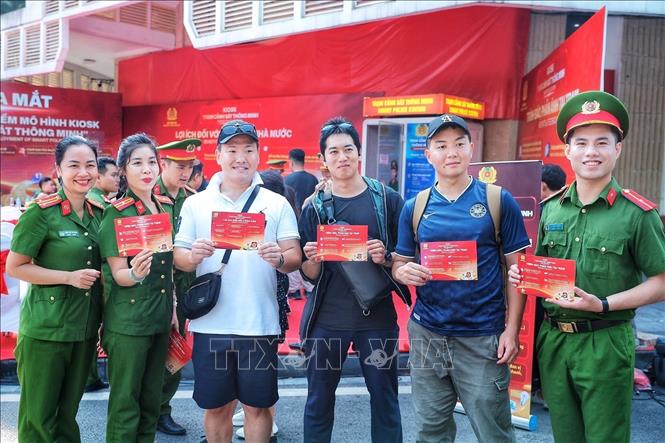 Cán bộ Công an Việt Nam và cảnh sát Nhật Bản chụp ảnh lưu niệm tại khu vực triển khai thí điểm mô hình Kiosk “Trạm Cảnh sát thông minh”. Ảnh: Phạm Tuấn Anh - TTXVN