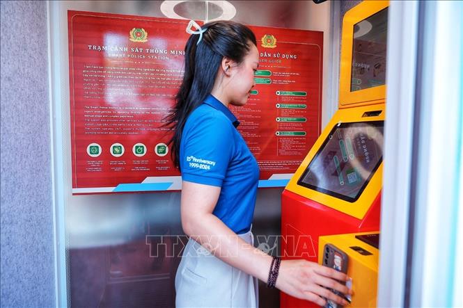 Người dân trải nghiệm Kiosk “Trạm Cảnh sát thông minh” sau khi mô hình được triển khai thí điểm. Ảnh: Phạm Tuấn Anh - TTXVN