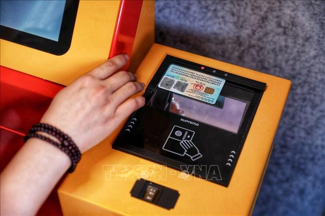 Người dân sử dụng căn cước để xác thực thông tin tại Kiosk “Trạm Cảnh sát thông minh”. Ảnh: Phạm Tuấn Anh - TTXVN