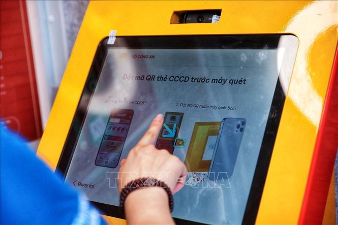 Kiosk hướng dẫn người dân xác thực bằng mã QR trên căn cước hoặc thông qua ứng dụng VNeID để thực hiện các chức năng trên hệ thống. Ảnh: Phạm Tuấn Anh - TTXVN