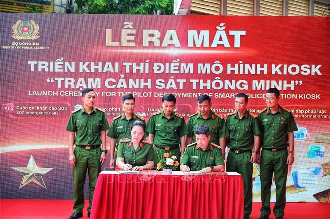 Đại diện các đơn vị ký kết phối hợp triển khai thí điểm mô hình Kiosk “Trạm Cảnh sát thông minh”. Ảnh: Phạm Tuấn Anh - TTXVN.