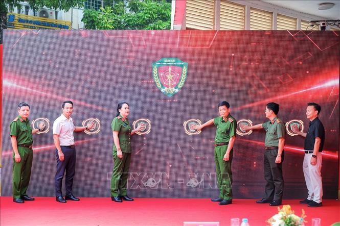 Các đại biểu thực hiện nghi thức ra mắt triển khai thí điểm mô hình Kiosk “Trạm Cảnh sát thông minh”. Ảnh: Phạm Tuấn Anh - TTXVN