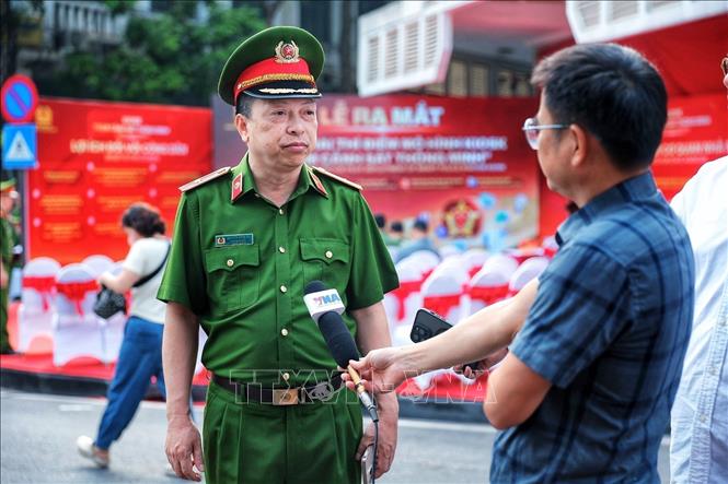 Thiếu tướng Nguyễn Hồng Ky, Phó Giám đốc Công an thành phố Hà Nội trả lời phỏng vấn về việc triển khai thí điểm mô hình Kiosk “Trạm Cảnh sát thông minh”. Ảnh: Phạm Tuấn Anh - TTXVN