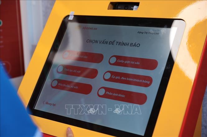 Giao diện chức năng “Trình báo, phản ánh” trên Kiosk “Trạm Cảnh sát thông minh”, cho phép người dân lựa chọn các nhóm vấn đề cần phản ánh như mất trộm, cướp giật tài sản, thất lạc đồ vật, mâu thuẫn, xô xát… Ảnh: Phạm Tuấn Anh - TTXVN