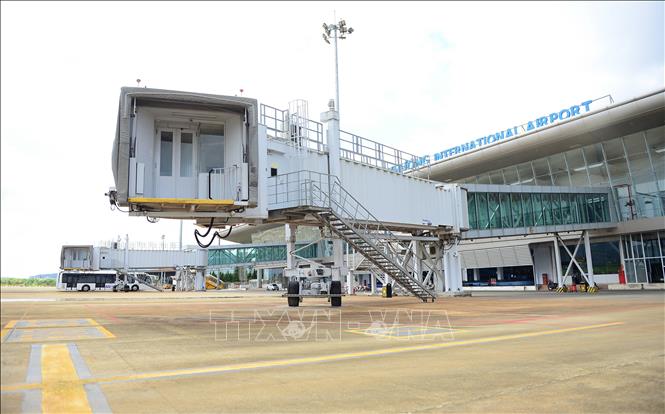 Hệ thống cầu thang dẫn từ cửa máy bay đến khu vực nhà ga sẵn sàng cho ngày Sân bay Liên Khương tái hoạt động. Ảnh: Nguyễn Dũng – TTXVN
