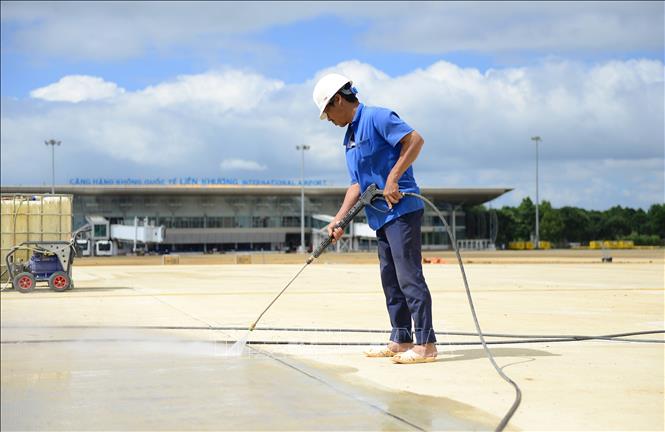 Sau khi hoàn thiện các hạng mục chính, đội ngũ công nhân tiếp tục triển khai công tác tổng vệ sinh để chuẩn bị cho ngày Sân bay Liên Khương hoạt động trở lại. Ảnh: Nguyễn Dũng – TTXVN
