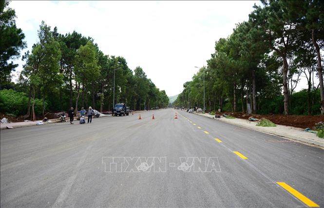 Đường dẫn từ quốc lộ 20 vào nhà ga hành khách Sân bay Liên Khương cũng được làm mới toàn bộ, chỉnh trang cây xanh nhằm tạo ấn tượng cho du khách và người dân. Ảnh: Nguyễn Dũng – TTXVN
