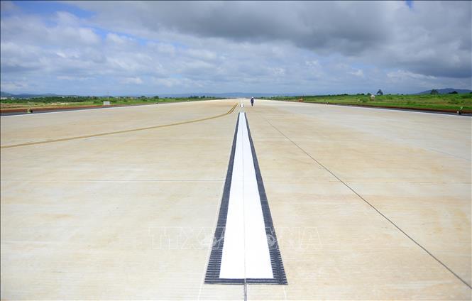 Đường cất hạ cánh dài hơn 3km với công nghệ bê tông mới, sẵn sàng đón các dòng tàu bay thân rộng hiện đại như Airbus A350, Boeing 787. Ảnh: Nguyễn Dũng – TTXVN
