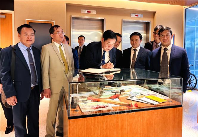 Thượng tướng Nguyễn Văn Gấu làm việc với Cơ quan Kiểm kê Tù binh và Người mất tích thuộc Bộ Chiến tranh Mỹ (DPAA). Ảnh: TTXVN phát
