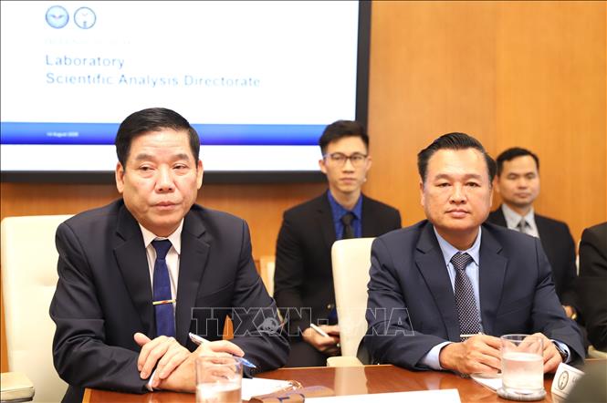 Thượng tướng Nguyễn Văn Gấu làm việc với Cơ quan Kiểm kê Tù binh và Người mất tích thuộc Bộ Chiến tranh Mỹ (DPAA). Ảnh: TTXVN phát