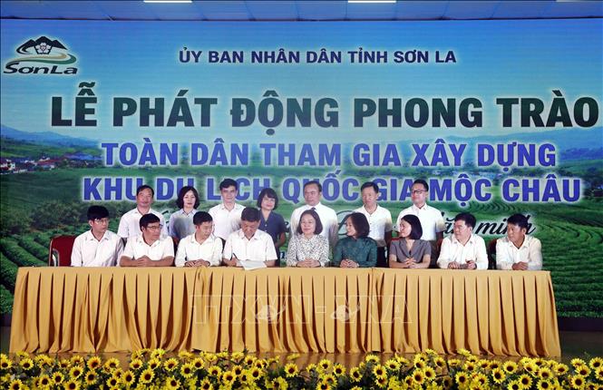 Lễ ký kết tham gia xây dựng Khu Du lịch Quốc gia Mộc Châu “Xanh - Sạch - Đẹp - Văn minh”. Ảnh: Quang Quyết - TTXVN