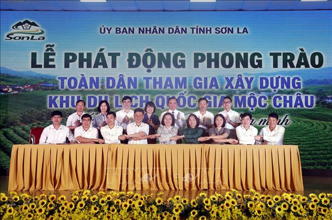 Lễ ký kết tham gia xây dựng Khu Du lịch Quốc gia Mộc Châu “Xanh - Sạch - Đẹp - Văn minh”. Ảnh: Quang Quyết - TTXVN