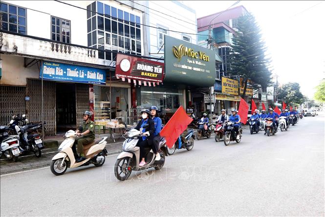 Diễu hành phát động phong trào toàn dân tham gia xây dựng Khu Du lịch Quốc gia Mộc Châu “Xanh - Sạch - Đẹp - Văn minh”. Ảnh: Quang Quyết - TTXVN