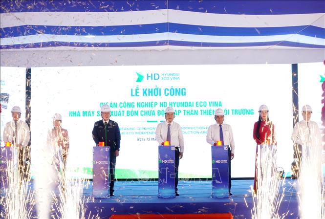 Nghi thức bấm nút khởi công dự án. Ảnh: Lê Phước Ngọc - TTXVN