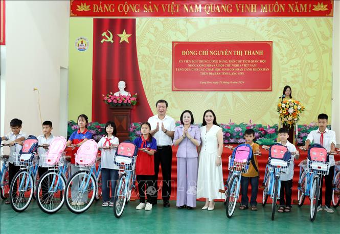 Phó Chủ tịch Quốc hội Nguyễn Thị Thanh cùng Chủ tịch UBND tỉnh Lạng Sơn Nguyễn Cảnh Toàn trao quà cho học sinh có hoàn cảnh khó khăn tại Lạng Sơn. Ảnh: Văn Đạt - TTXVN