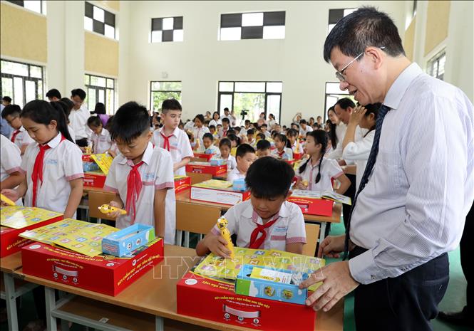 Học sinh Lạng Sơn trải nghiệm sách, bút chấm đọc tiếng Anh - món quà ý nghĩa dịp đầu năm học mới. Ảnh: Văn Đạt - TTXVN