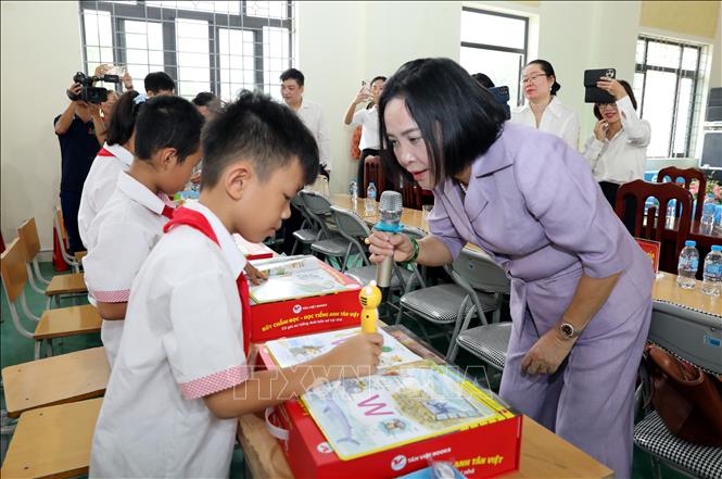Phó Chủ tịch Quốc hội Nguyễn Thị Thanh giao lưu cùng học sinh tỉnh Lạng Sơn. Ảnh: Văn Đạt - TTXVN