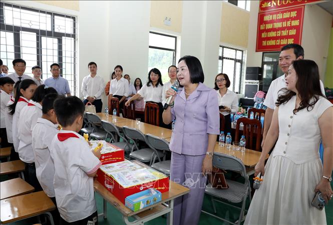 Phó Chủ tịch Quốc hội Nguyễn Thị Thanh giao lưu cùng học sinh tỉnh Lạng Sơn. Ảnh: Văn Đạt - TTXVN