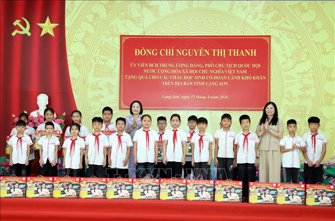 Phó Chủ tịch Quốc hội Nguyễn Thị Thanh cùng Phó Chủ tịch UBND tỉnh Lạng Sơn Trần Thanh Nhàn trao quà cho học sinh có hoàn cảnh khó khăn tại Lạng Sơn. Ảnh: Văn Đạt - TTXVN