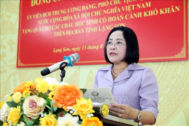 Phó Chủ tịch Quốc hội Nguyễn Thị Thanh phát biểu, chia sẻ với khó khăn của học sinh tỉnh miền núi, biên giới Lạng Sơn. Ảnh: Văn Đạt - TTXVN