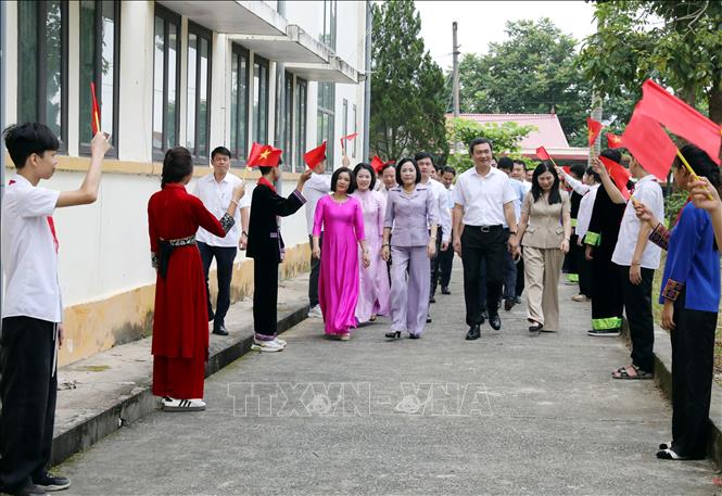 Phó Chủ tịch Quốc hội Nguyễn Thị Thanh cùng đoàn công tác của tỉnh Lạng Sơn thăm, động viên thầy và trò Trường Trung học cơ sở Hoàng Đồng, phường Tam Thanh (Lạng Sơn). Ảnh: Văn Đạt - TTXVN