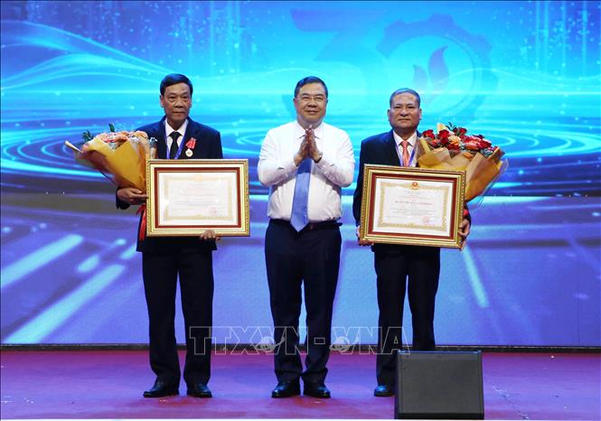 Phó Thủ tướng Thường trực Phạm Gia Túc trao Huân chương Lao động hạng Nhì và hạng Ba của Chủ tịch nước tặng cho 2 cá nhân. Ảnh: Đinh Hương - TTXVN