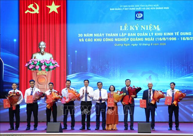 Ban tổ chức trao Giấy chứng nhận đăng ký đầu tư tại Khu kinh tế Dung Quất và các Khu công nghiệp cho đại diện 8 chủ đầu tư. Ảnh: Đinh Hương - TTXVN