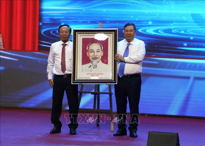 Thay mặt Chính phủ, đồng chí Phạm Gia Túc, Ủy viên Bộ Chính trị, Phó Bí thư Thường trực Chính phủ, Phó Thủ tướng Thường trực tặng quà cho Ban Quản lý Khu kinh tế Dung Quất và các Khu công nghiệp Quảng Ngãi. Ảnh: Đinh Hương - TTXVN