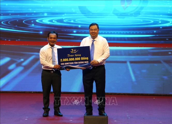 Phó Thủ tướng Thường trực Chính phủ Phạm Gia Túc trao bảng tượng trưng hỗ trợ 2 tỷ đồng cho Ủy ban MTTQ Việt Nam tỉnh Quảng Ngãi. Ảnh: Đinh Hương - TTXVN