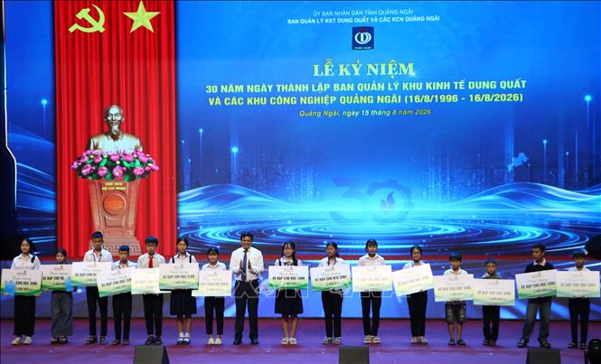 Ban tổ chức trao học bổng năm học 2025 - 2026 cho học sinh. Ảnh: Đinh Hương - TTXVN