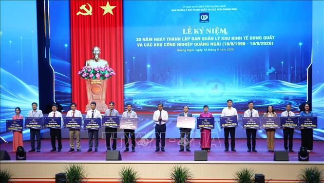 Trao bảng tượng trưng khuyến học cho đại diện một số địa phương. Ảnh: Đinh Hương - TTXVN