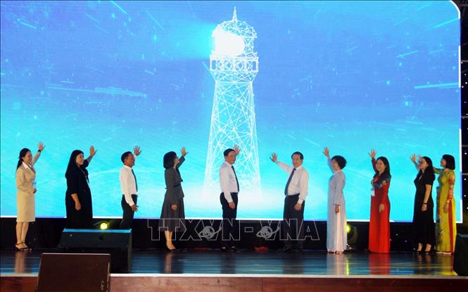 Các đại biểu thực hiện nghi thức khởi động Ngày Lữ hành Việt Nam năm 2026. Ảnh: Trịnh Bang Nhiệm - TTXVN