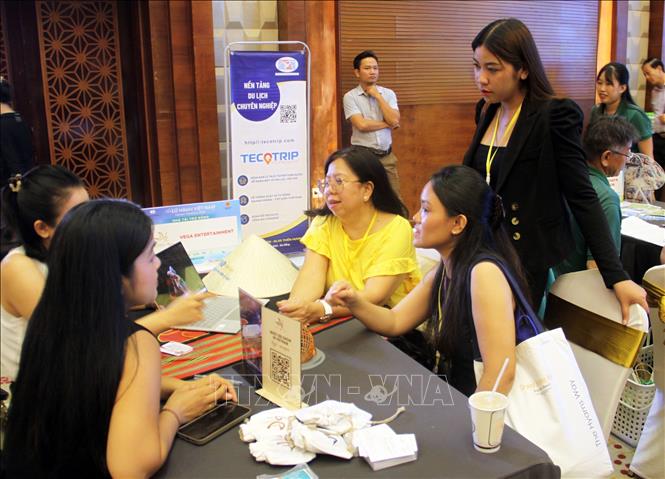 Đại diện các doanh nghiệp trong nước và quốc tế tham gia Không gian B2B tại ngày khai mạc. Ảnh: Trịnh Bang Nhiệm - TTXVN