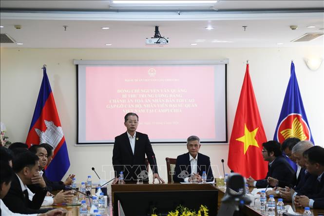 Chánh án Tòa án Nhân dân Tối cao Nguyễn Văn Quảng thăm và nói chuyện với cán bộ, nhân viên Đại sứ quán Việt Nam tại Campuchia. Ảnh: Huy Bình – PV TTXVN tại Campuchia
