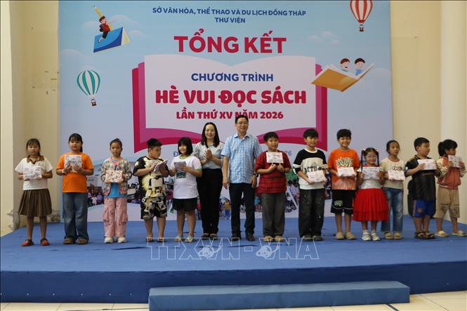 Thiếu nhi tham gia tích cực hoạt động đọc sách nhận quà từ Thư viện tỉnh. Ảnh: Hồng Thái - TTXVN