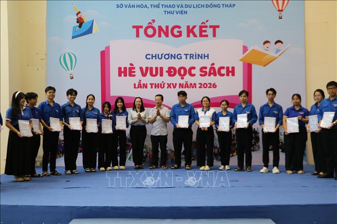 Sinh viên tình nguyện Trường Đại học Đồng Tháp nhận chứng nhận tham gia hướng dẫn ngoại ngữ cộng đồng trong chương trình. Ảnh: Hồng Thái - TTXVN