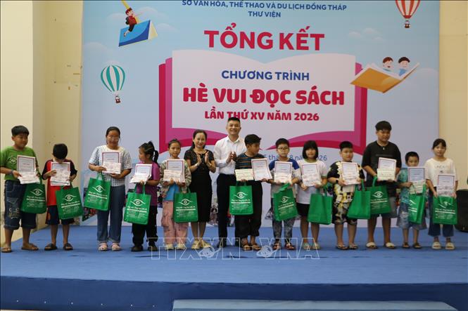 Thiếu nhi tham gia tích cực các khóa hướng dẫn kỹ năng trong chuỗi chương trình nhận giấy chứng nhận. Ảnh: Hồng Thái - TTXVN