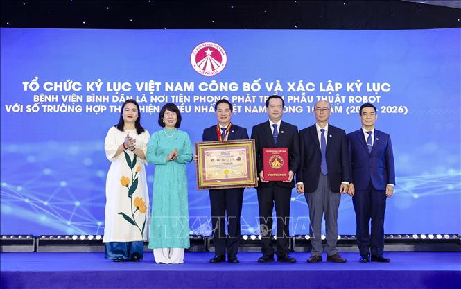 Lãnh đạo Bệnh viện Bình Dân đón nhận Kỷ lục Việt Nam 