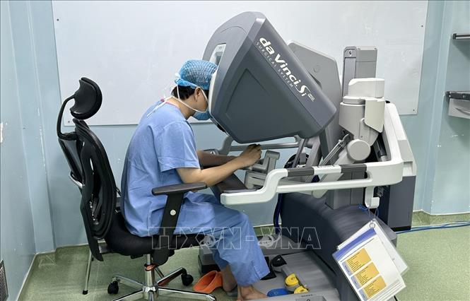 Các bác sĩ Bệnh viện Bình Dân thực hiện phẫu thuật bằng robot. Ảnh: TTXVN phát