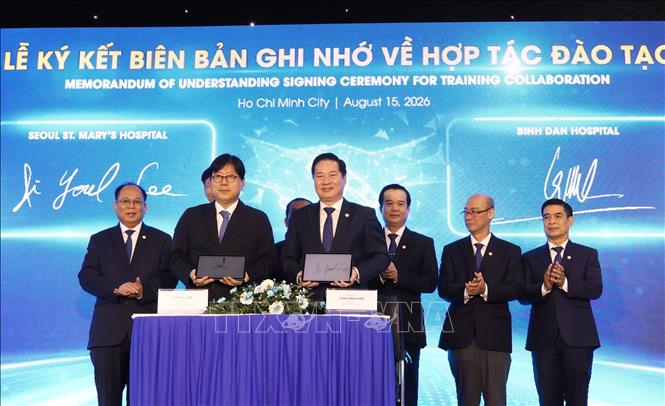 Lãnh đạo Bệnh viện Bình Dân và Bệnh viện St. Mary Seoul (Hàn Quốc) ký kết hợp tác chuyên môn. Ảnh: Đinh Hằng - TTXVN