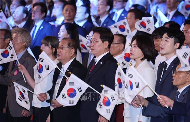 Tổng thống Hàn Quốc Lee Jae Myung (thứ 4, phải) tại lễ kỷ niệm 81 năm Ngày Giải phóng, ở Seoul ngày 15/8/2026. Ảnh: Yonhap/TTXVN phát