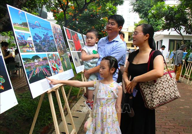 Du khách tham quan triển lãm ảnh. Ảnh: Hương Giang - TTXVN
