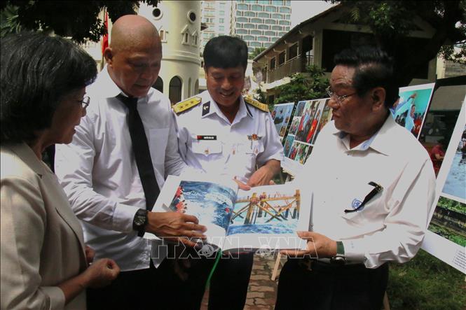 Nghệ sĩ Nhiếp ảnh Nguyễn Á giới thiệu cuốn sách 