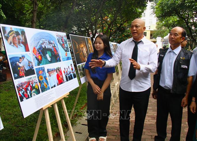 Những tấm ảnh về biển đảo quê hương được Nghệ sĩ Nhiếp ảnh Nguyễn Á dồn nhiều tâm huyết để thực hiện. Ảnh: Hương Giang - TTXVN