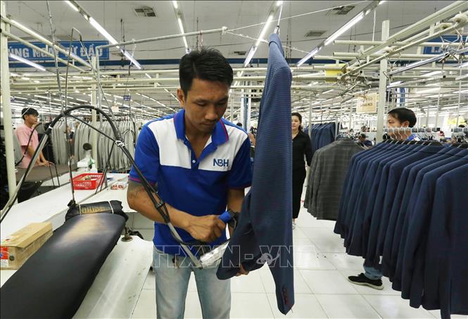 Công nhân Công ty may Nhà Bè, Cụm Công nghiệp Vị Thanh, thành phố Cần Thơ sản xuất sản phẩm xuất khẩu. Ảnh: Duy Khương – TTXVN

