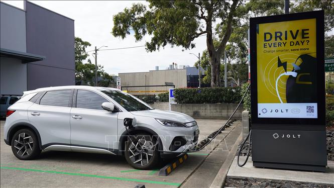 Một chiếc BYD đang sạc điện. Ảnh: Lê Đạt - PV TTXVN tại Australia