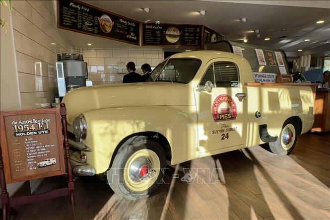 Một chiếc xe cổ mang thương hiệu huyền thoại Holden được trưng bày tại một quán cafe ở Australia. Ảnh: Lê Đạt - PV TTXVN tại Australia