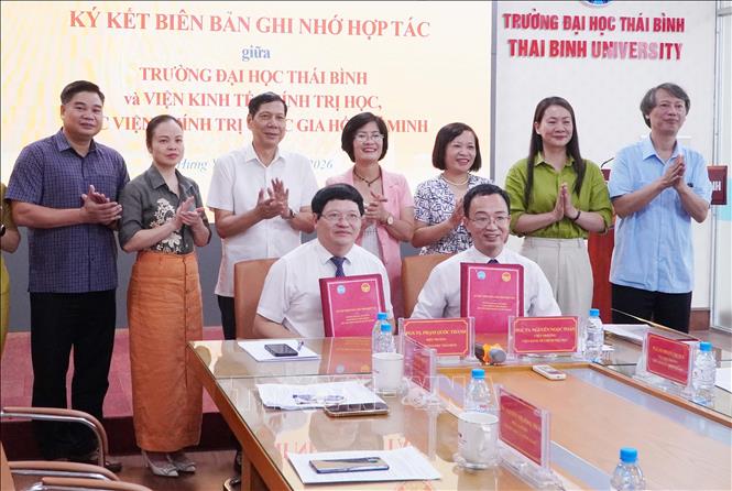 Viện Kinh tế chính trị học (Học viện Chính trị quốc gia Hồ Chí Minh) và Trường Đại học Thái Bình ký kết thiết lập quan hệ hợp tác. Ảnh: Nguyễn Công Hải - TTXVN