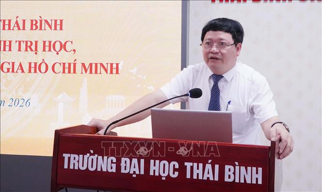 PGS.TS Phạm Quốc Thành, Hiệu trưởng Trường Đại học Thái Bình phát biểu tại hội thảo. Ảnh: Nguyễn Công Hải - TTXVN